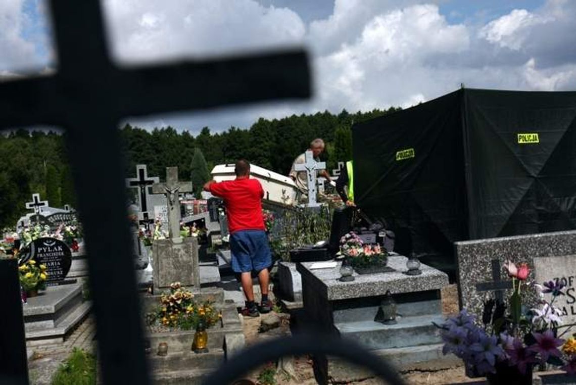 Są wynik badań DNA: To ksiądz podpalił się przy grobie swoich rodziców