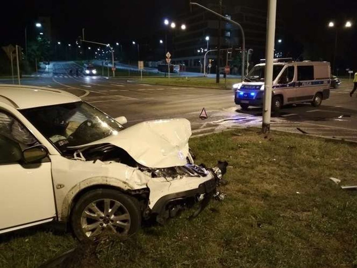 Saab zderzył się z oplem. Wypadek na skrzyżowaniu al. Solidarności i Kompozytorów Polskich