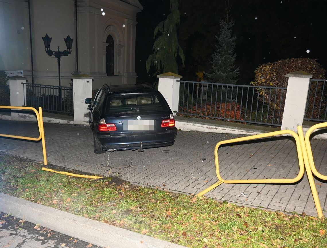 Sacrum, profanum i promile. Nocny rajd 19-latka zakończony na ogrodzeniu cerkwi Auto w ogrodzeniu