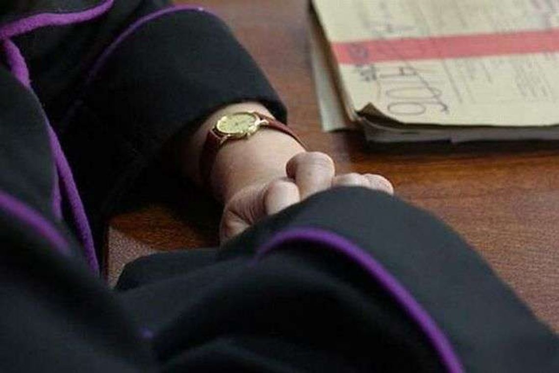 Sąd nie może rozpocząć procesu znanej prawniczki. Od ponad roku