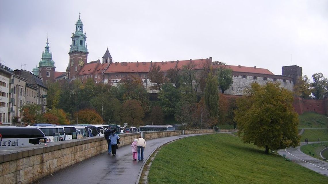 Sąd orzekł, że nie można karać polityków PiS za łamanie covidowych rozporządzeń. Bo są... niekonstytucyjne Sąd orzekł, że nie można karać polityków PiS za łamanie covidowych rozporządzeń. Bo są... niekonstytucyjne