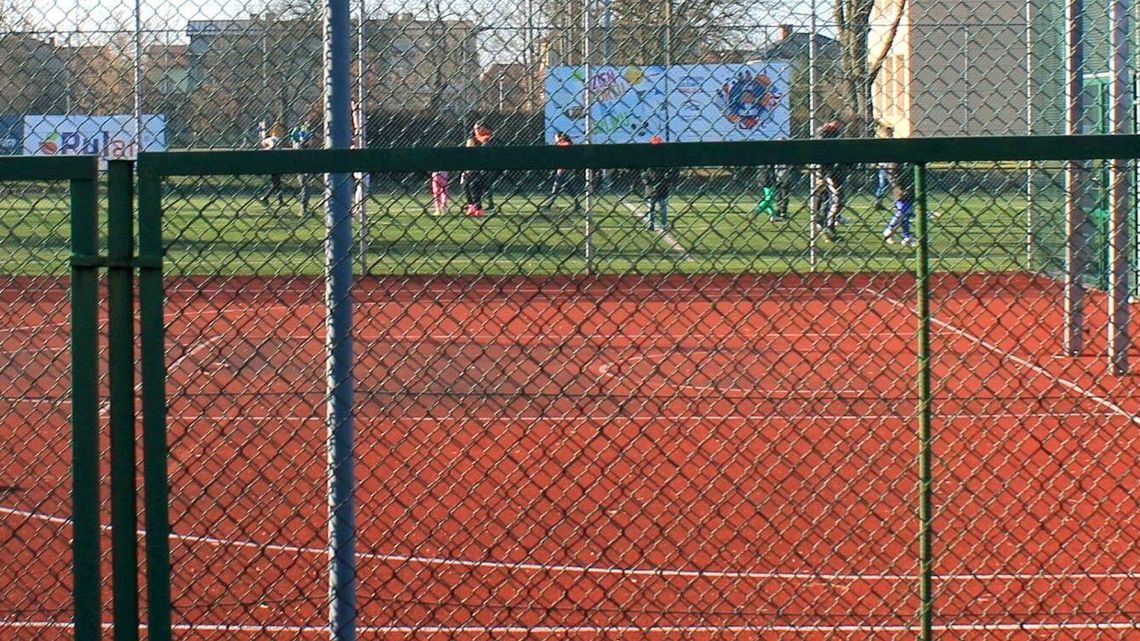 Sąd zakazał korzystania z boisk z powodu hałasu. Miasto idzie do Sądu Najwyższego