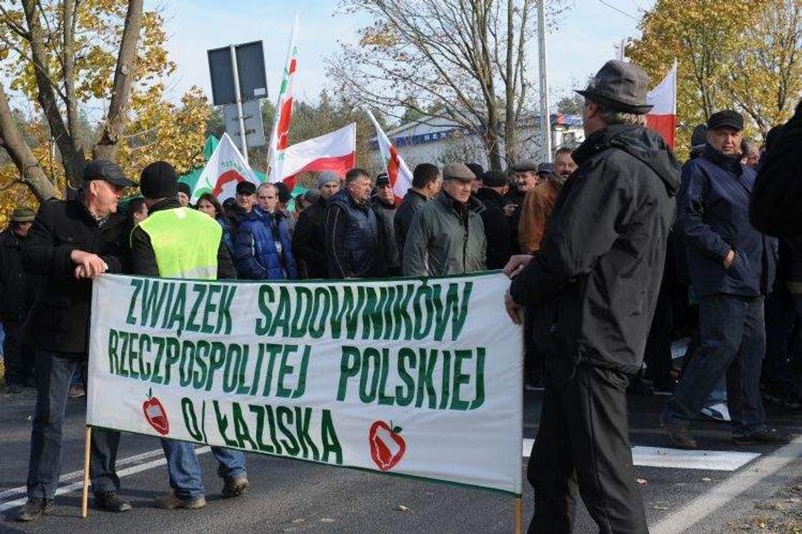 Sadownicy protestują w Annopolu. 300 osób blokuje drogę. "Czekamy na szybkie działania rządu"