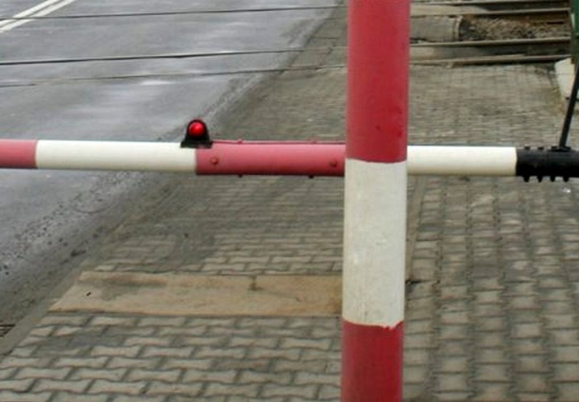 Sadurki: Dróżnik bawił się szlabanem