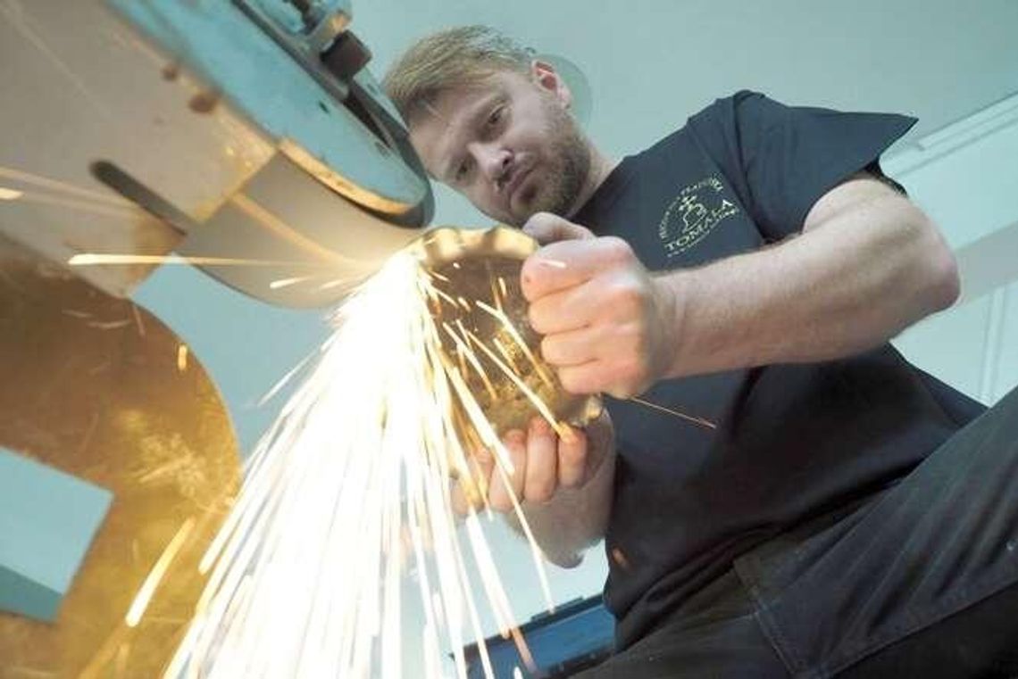 Salada, armet i 8 miesięcy z młotkiem w ręku. Czyli, jak się robi zbroję rycerską