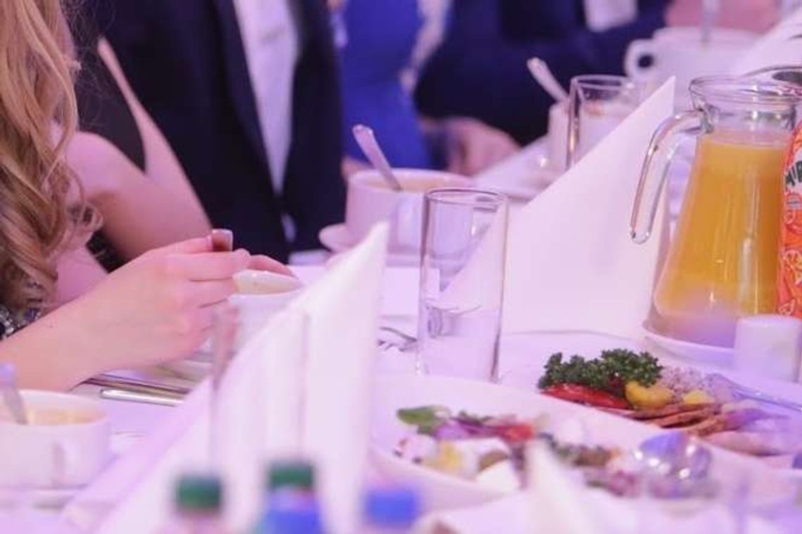 Salmonella na studniówce, zatruło się 28 osób. Wszystko przez surowe mięso? Salmonella na studniówce, zatruło się 28 osób. Wszystko przez surowe mięso?