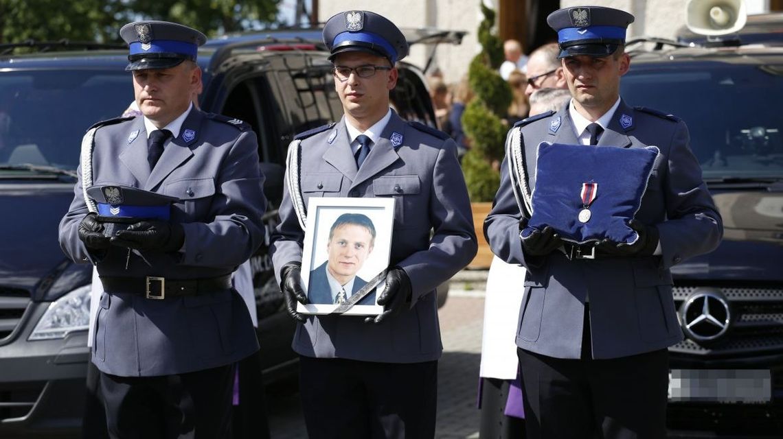 Salwa honorowa i sygnały radiowozów. Policjanci pożegnali kolegę, który zginął w wypadku Salwa honorowa i sygnały radiowozów. Policjanci pożegnali kolegę, który zginął w wypadku