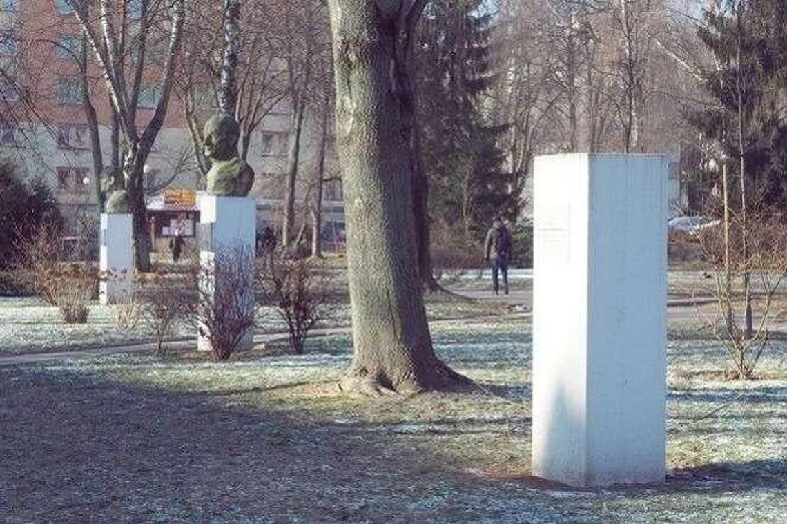 Sam nie dał rady ukraść popiersia rektora. Koledzy zrobili mu prezent Sam nie dał rady ukraść popiersia rektora. Koledzy zrobili mu prezent