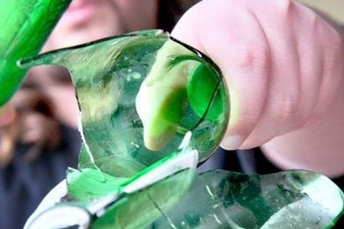 Sami pocięli sobie ręce rozbitą butelką i mówili, że to był napad