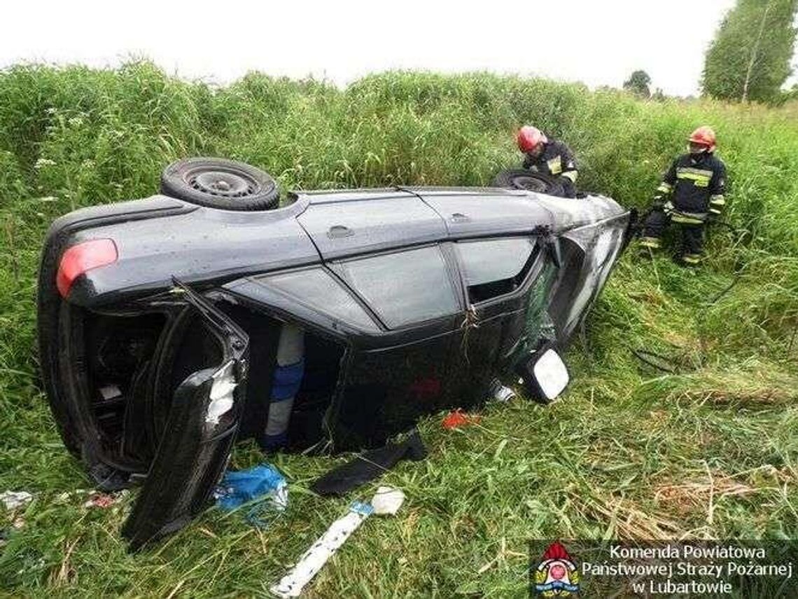 Samochód dachował i stanął w ogniu