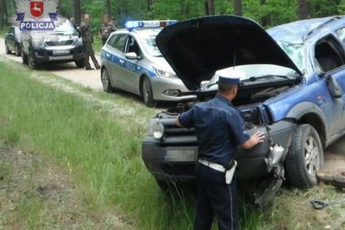 Samochód dachował, kierowca wypadł. 49-latek zginął na miejscu