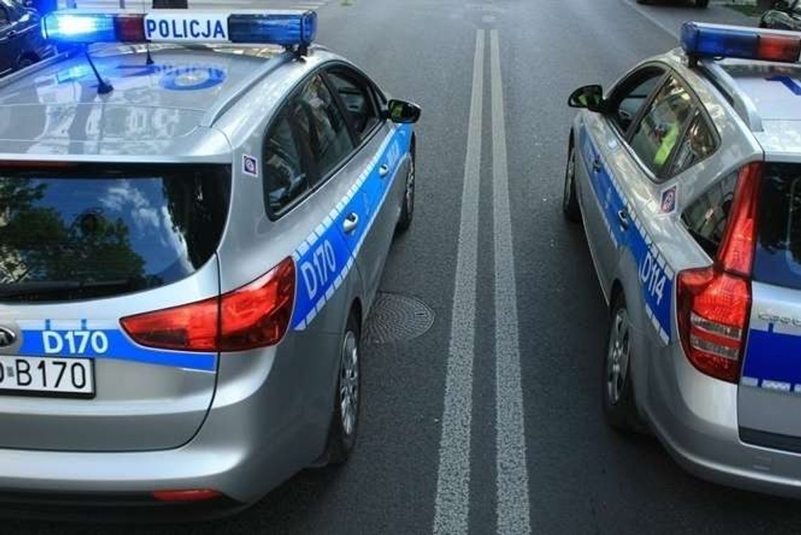 Samochód dachował na obwodnicy. Kierowca w szpitalu, droga zablokowana