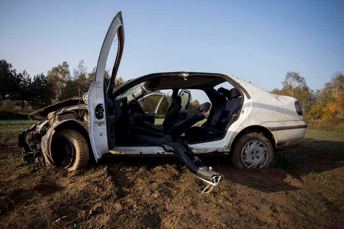 Samochód dachował na polnej drodze, kierowcę znalazła przypadkowa osoba
