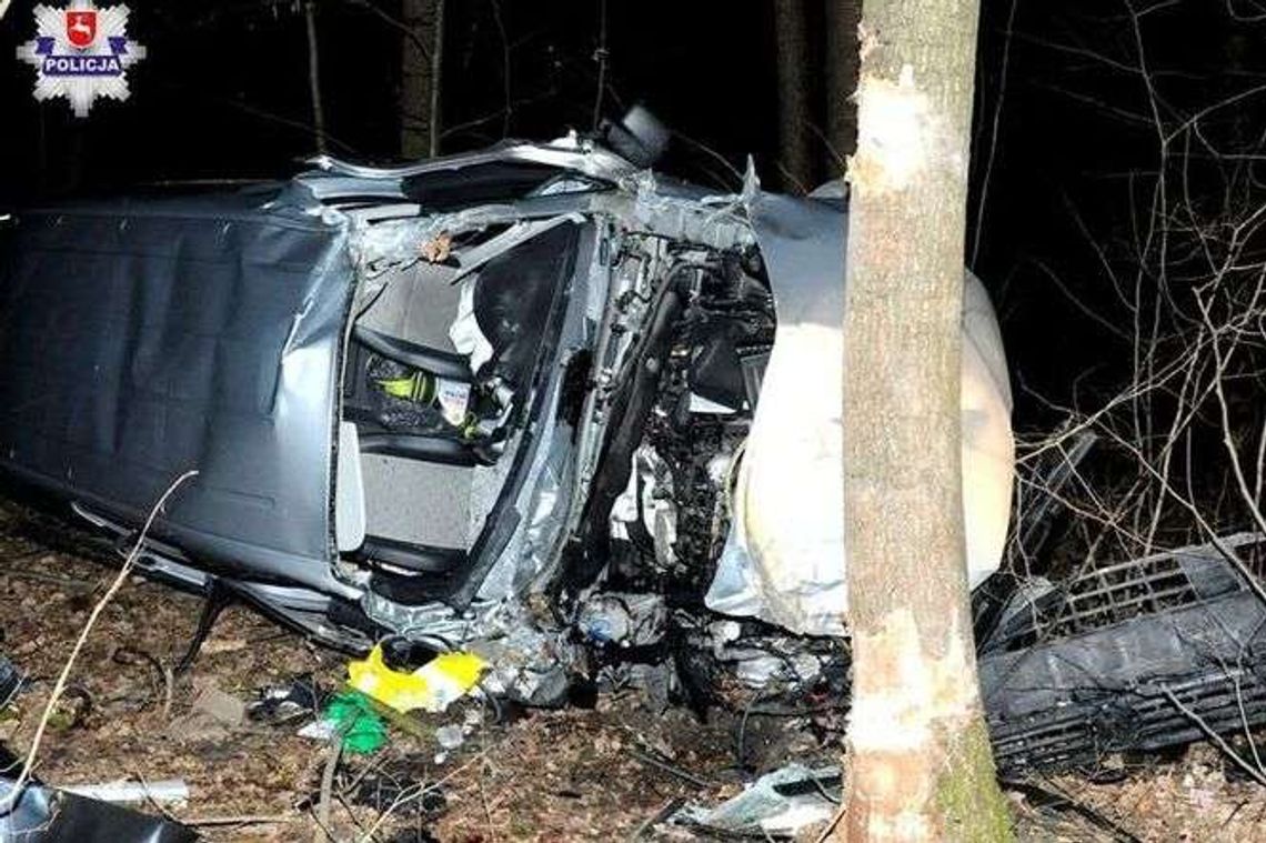 Samochód dachował na zakręcie. Ojciec zginął, syn w ciężkim stanie trafił do szpitala
