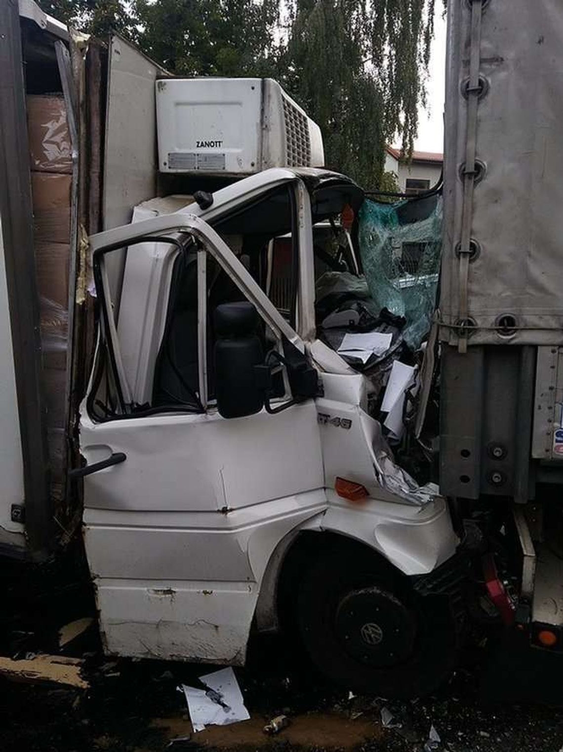 Samochód dostawczy najechał na tira. Strażacy musieli ciąć kabinę żeby uwolnić 25-latka