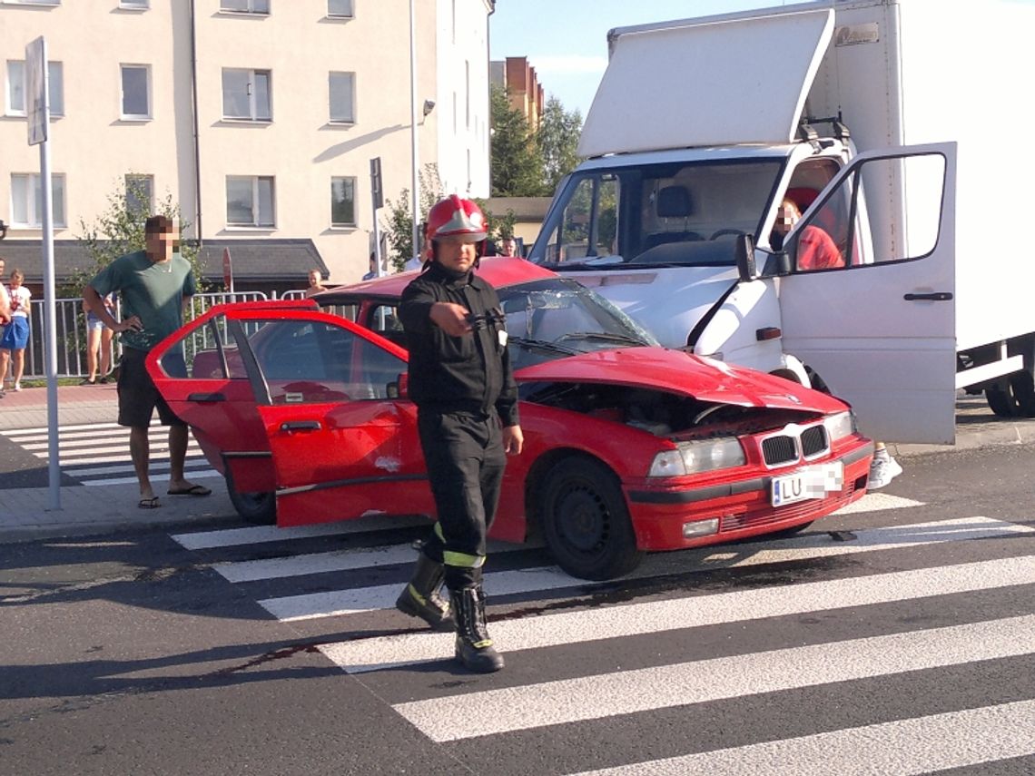 Samochód dostawczy wbił się w BMW (zdjęcia) Samochód dostawczy wbił się w BMW (zdjęcia)