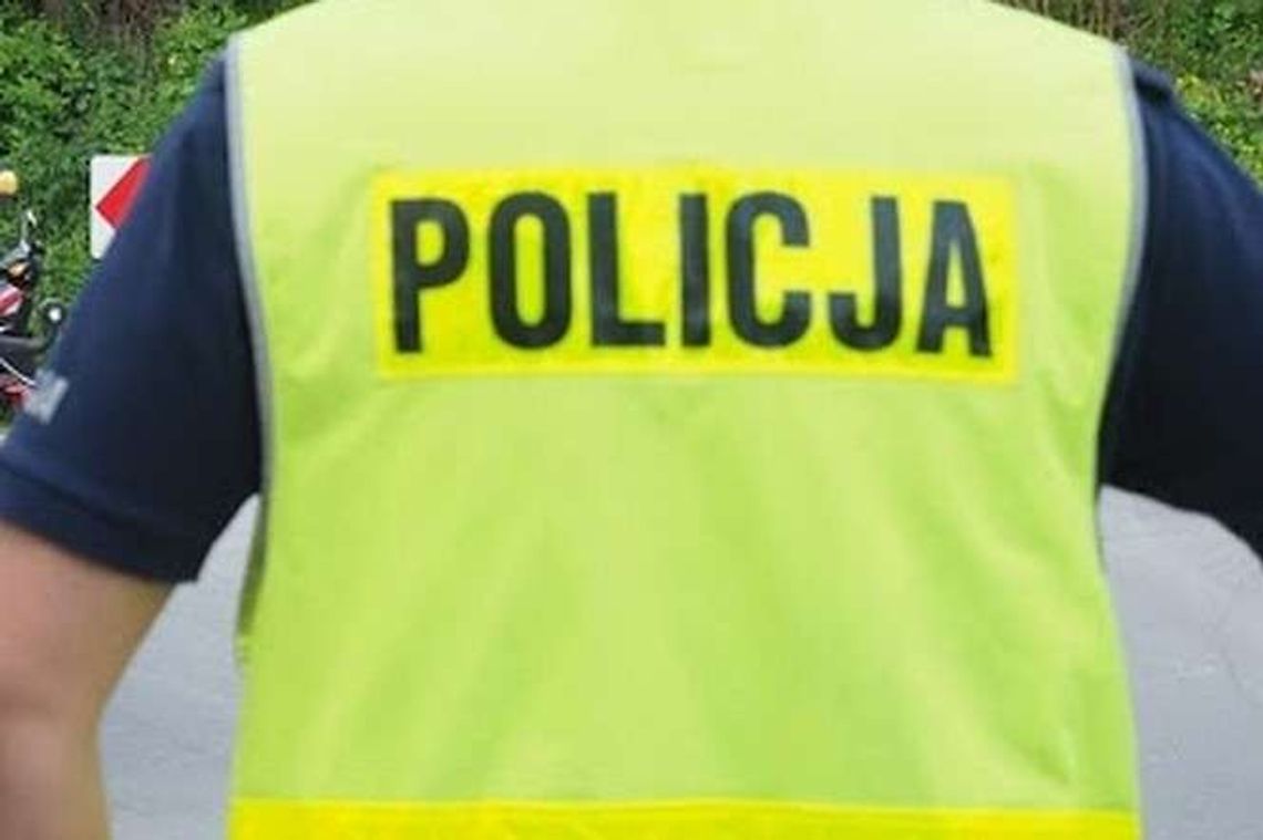 Samochód dostawczy z butlami z gazem wpadł do rowu. Są utrudnienia