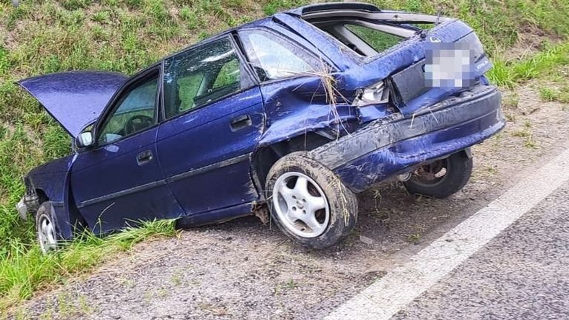 Samochód jechał zbyt szybko i wypadł z drogi. Skończyło się dachowaniem Samochód jechał zbyt szybko i wypadł z drogi. Skończyło się dachowaniem