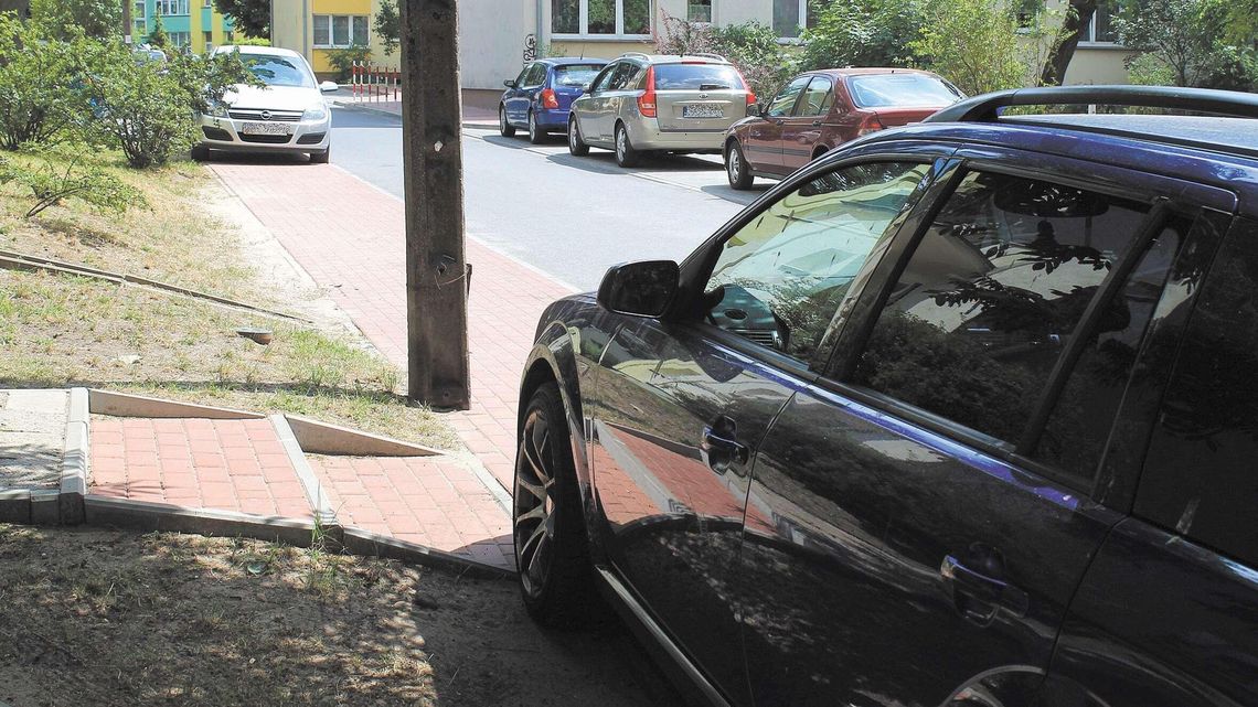 Samochód na chodniku, pieszy na ulicy. Mieszkańcy narzekają na kierowców