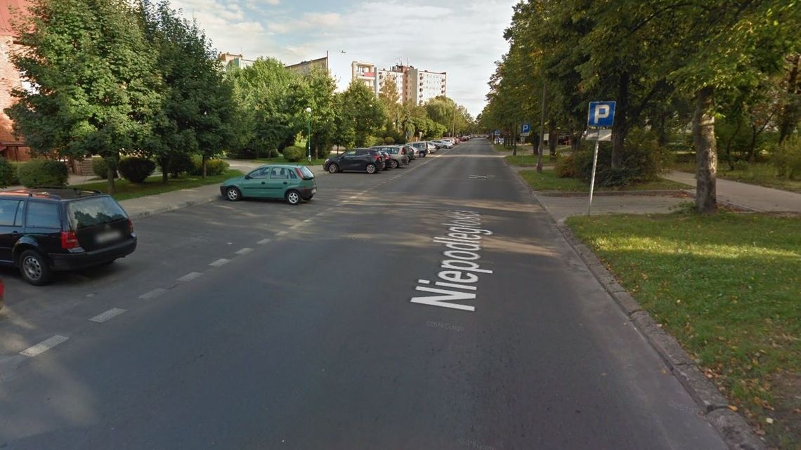 Samochód na środku ul. Niepodległości w Lublinie. W środku nieprzytomny mężczyzna