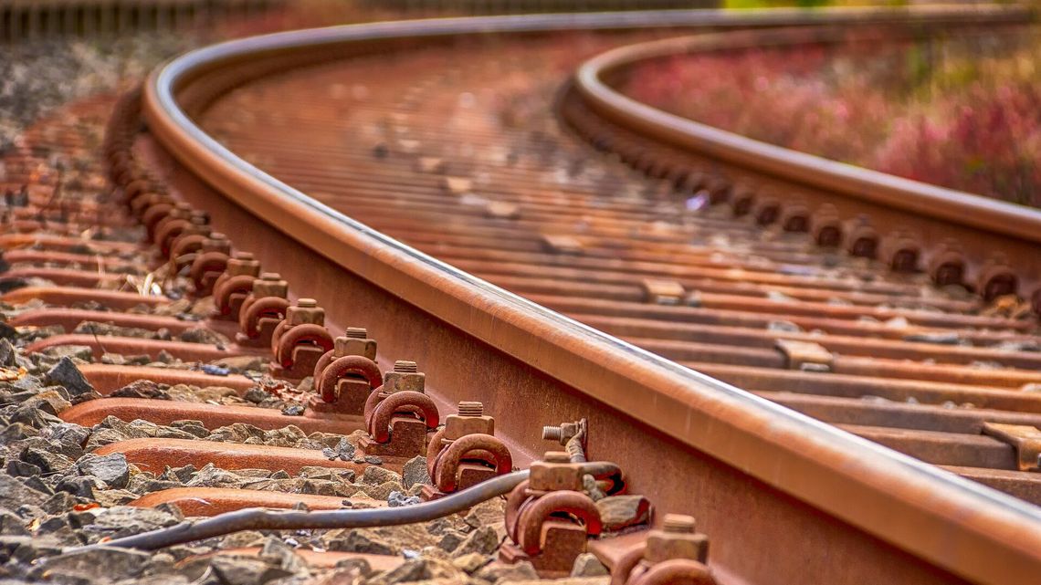 Samochód na torach. Policja szuka 21-letniej kobiety