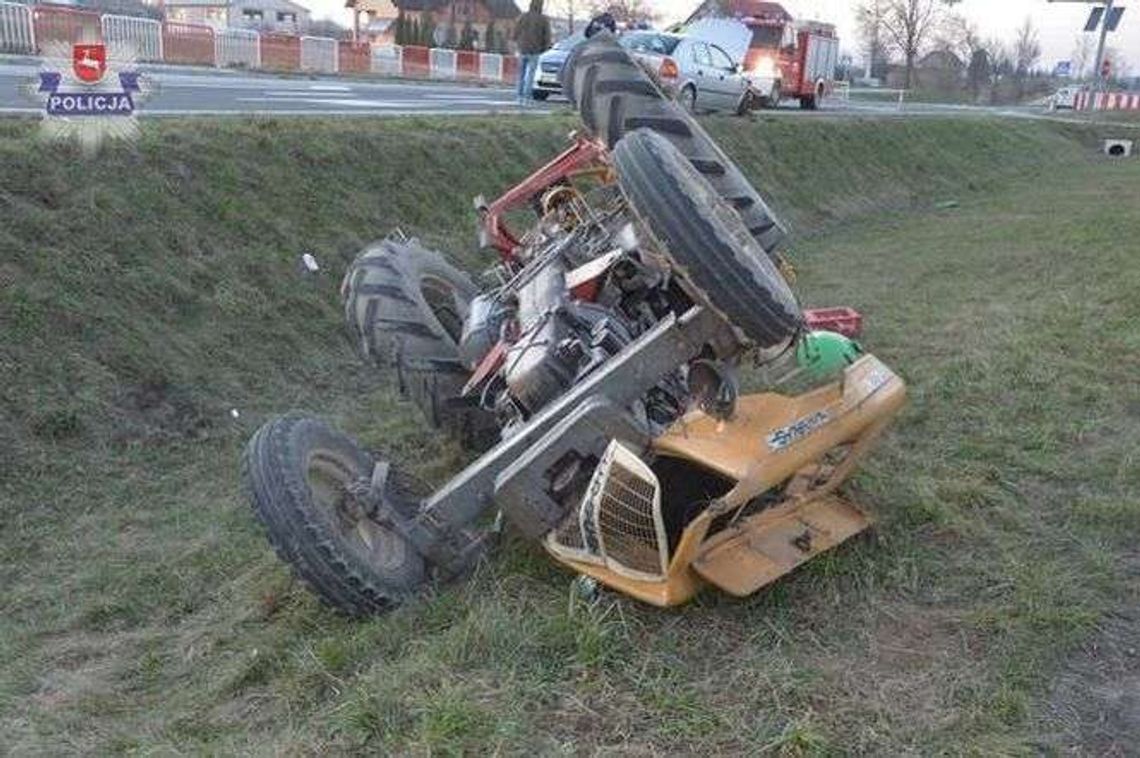 Samochód najechał na ciągnik. Maszyna wpadła do rowu Samochód najechał na ciągnik. Maszyna wpadła do rowu