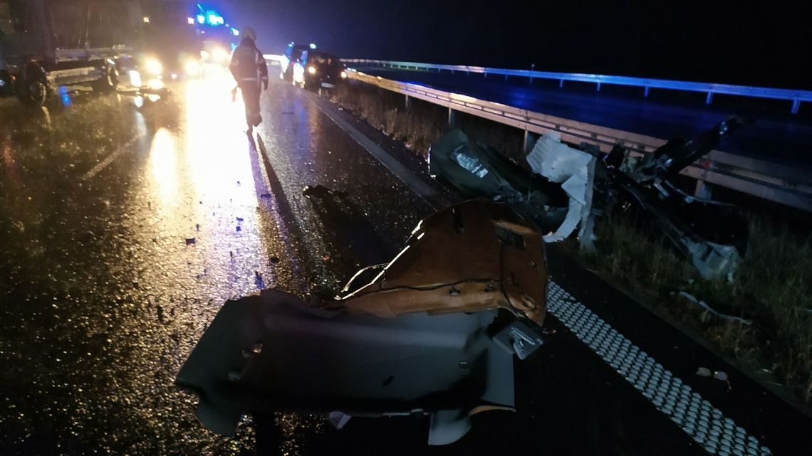 Samochód najechał na tył ciężarówki stojącej na S19. Nie żyje pasażer Samochód najechał na tył ciężarówki stojącej na S19. Nie żyje pasażer