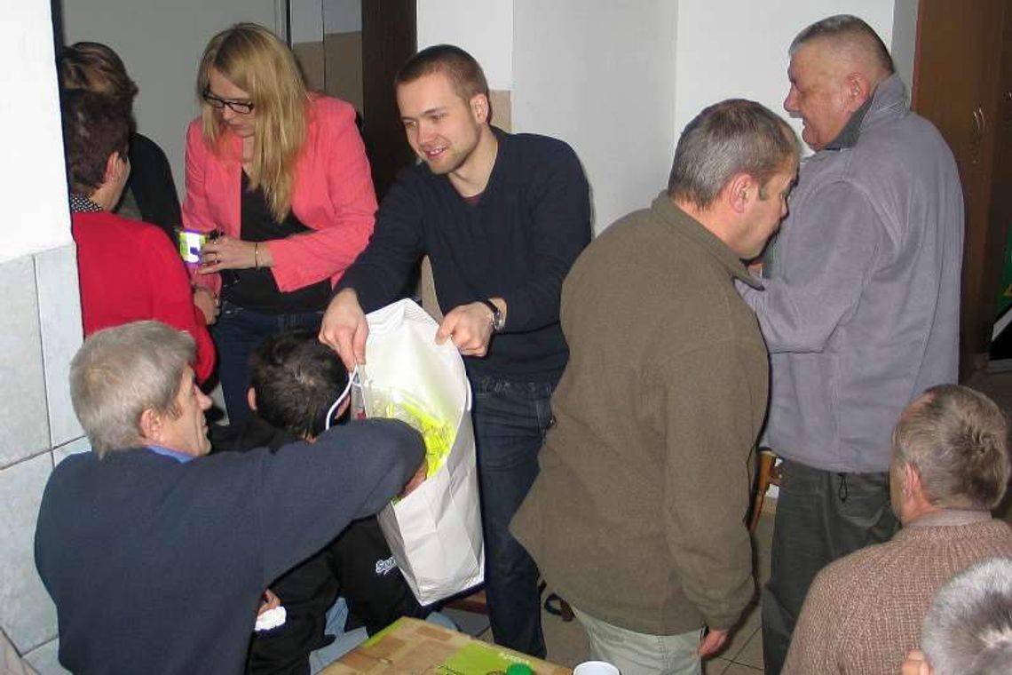 Samochód potrącił bezdomnego. Firma rozdała odblaski Samochód potrącił bezdomnego. Firma rozdała odblaski