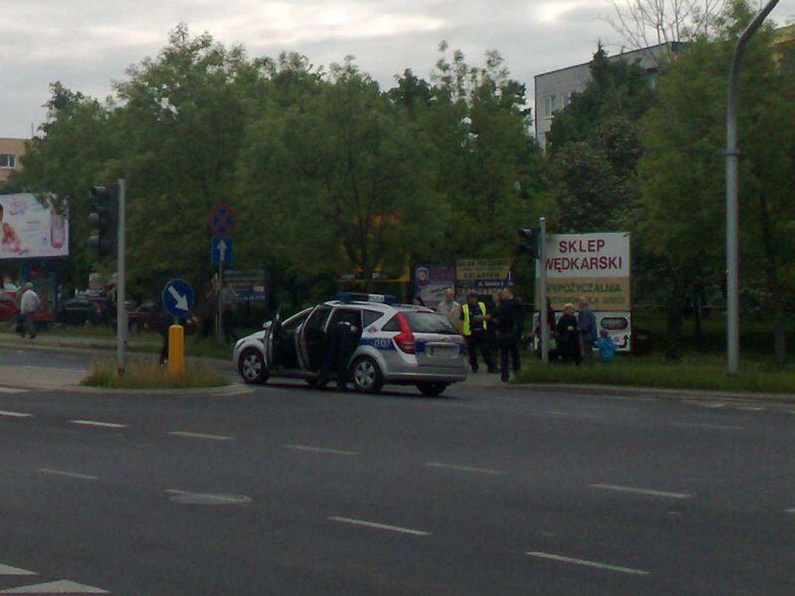 Samochód potrącił pieszą przy ul. Szeligowskiego Samochód potrącił pieszą przy ul. Szeligowskiego