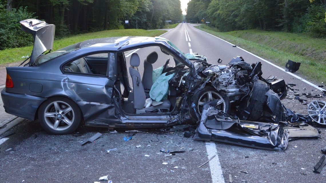 Samochód rozszarpany przez uderzenie, ale ludzie mieli bardzo dużo szczęścia Samochód rozszarpany przez uderzenie, ale ludzie mieli bardzo dużo szczęścia