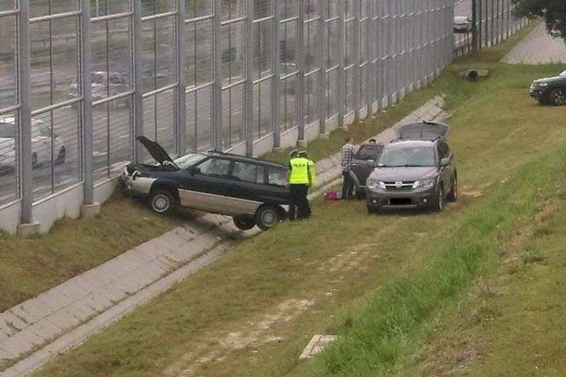 Samochód spadł z nasypu. Jedna osoba ranna