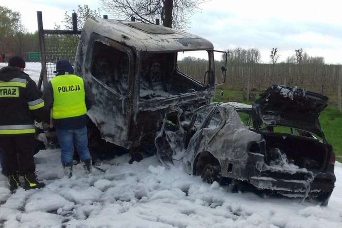 Samochód spłonął po wypadku. "Zanim wybuchł pożar, kierowca jeszcze żył"
