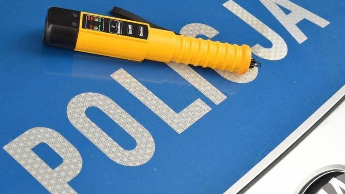 Samochód stanął w płomieniach na ruchliwej drodze. Kierowca był pijany i uciekł