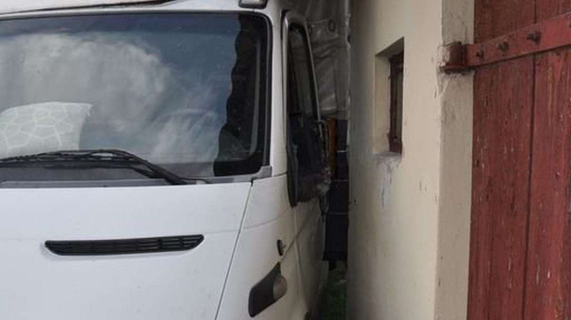 Samochód stoczył się i przycisnął go do ściany. 18-latek nie żyje