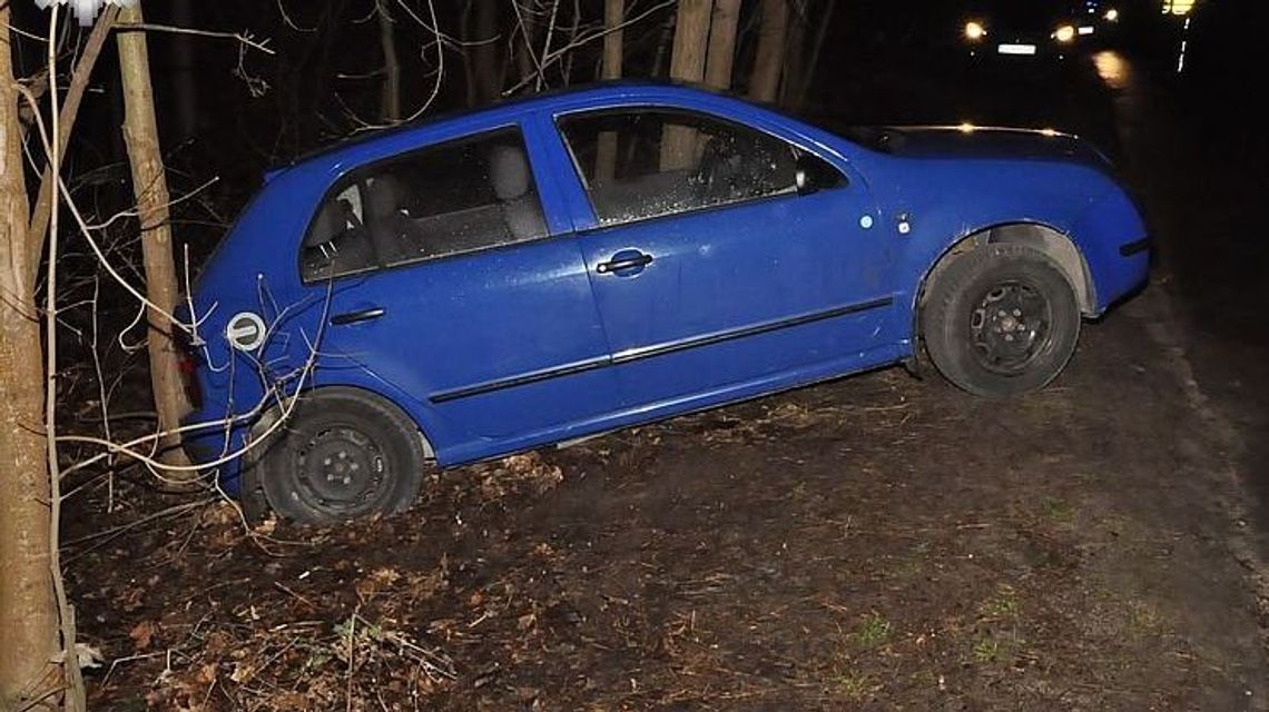 Samochód stoczył się i przycisnął kobietę do drzewa. Trafiła do szpitala