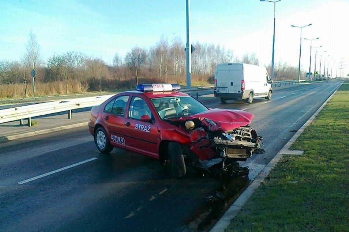 Samochód Straży Pożarnej uderzył w latarnię Samochód Straży Pożarnej uderzył w latarnię