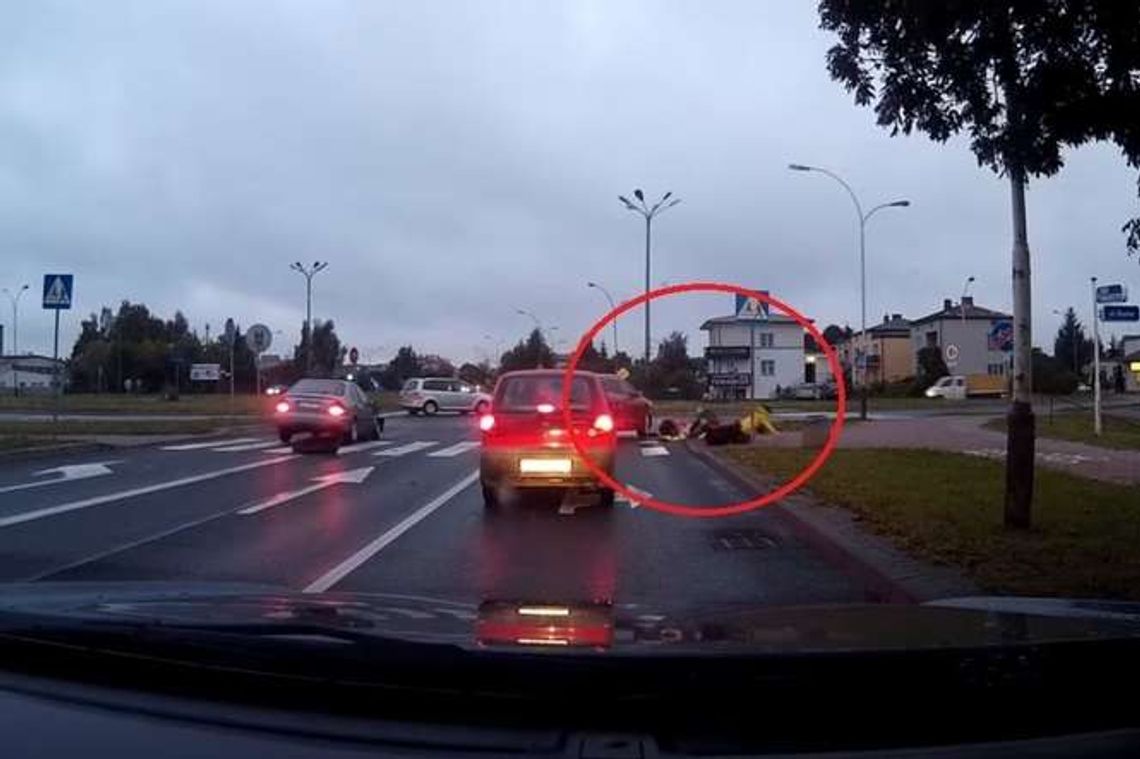 Samochód uderzony przez inne auto wjeżdża w pieszych na przejściu [WIDEO]