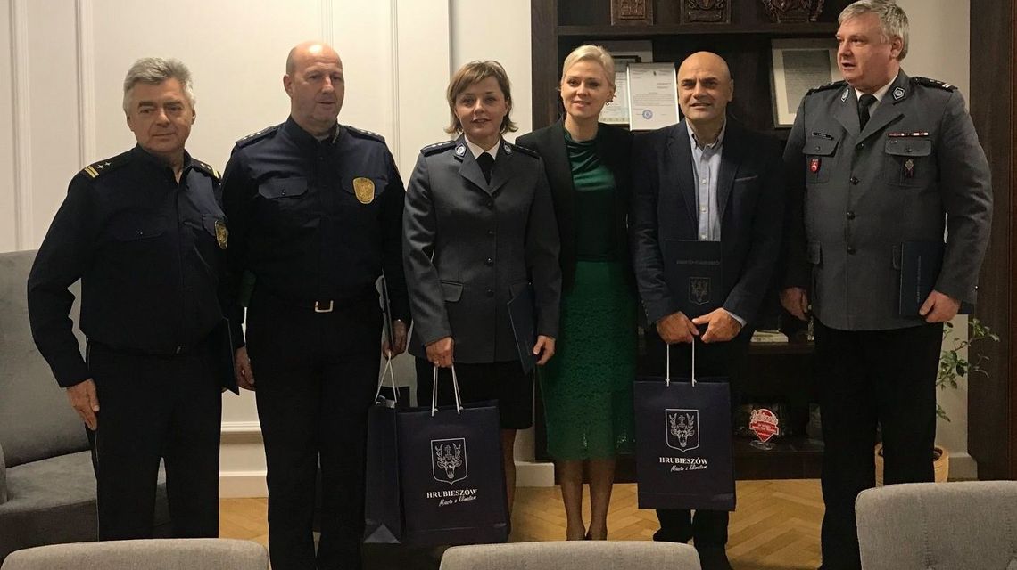 Samochód uderzył w drzewo, za kierownicą nieprzytomna kobieta. Żyje dzięki ich reakcji Samochód uderzył w drzewo, za kierownicą nieprzytomna kobieta. Żyje dzięki ich reakcji