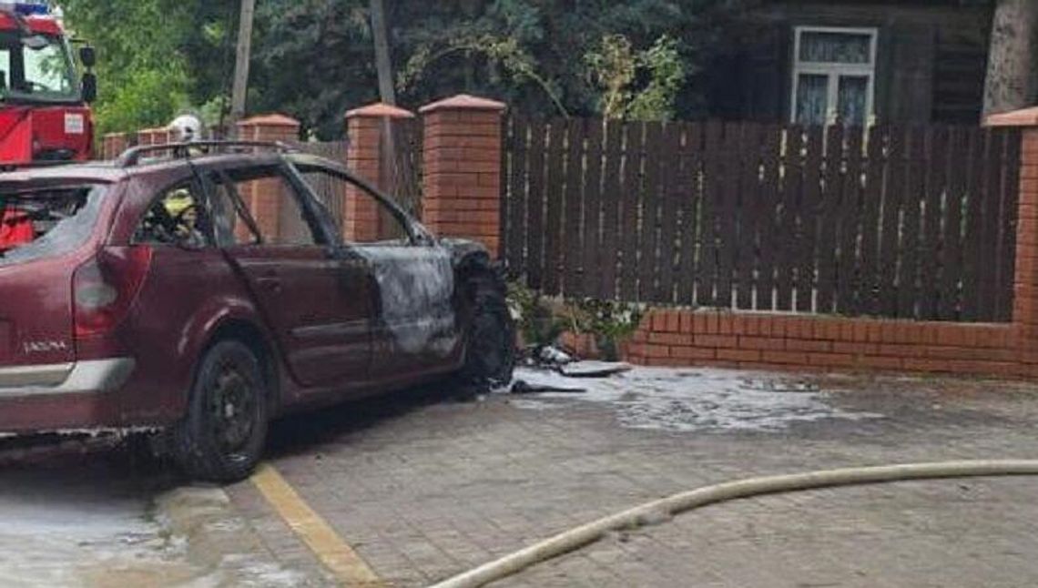 Samochód uderzył w płot i spłonął. Kierowca nie żyje