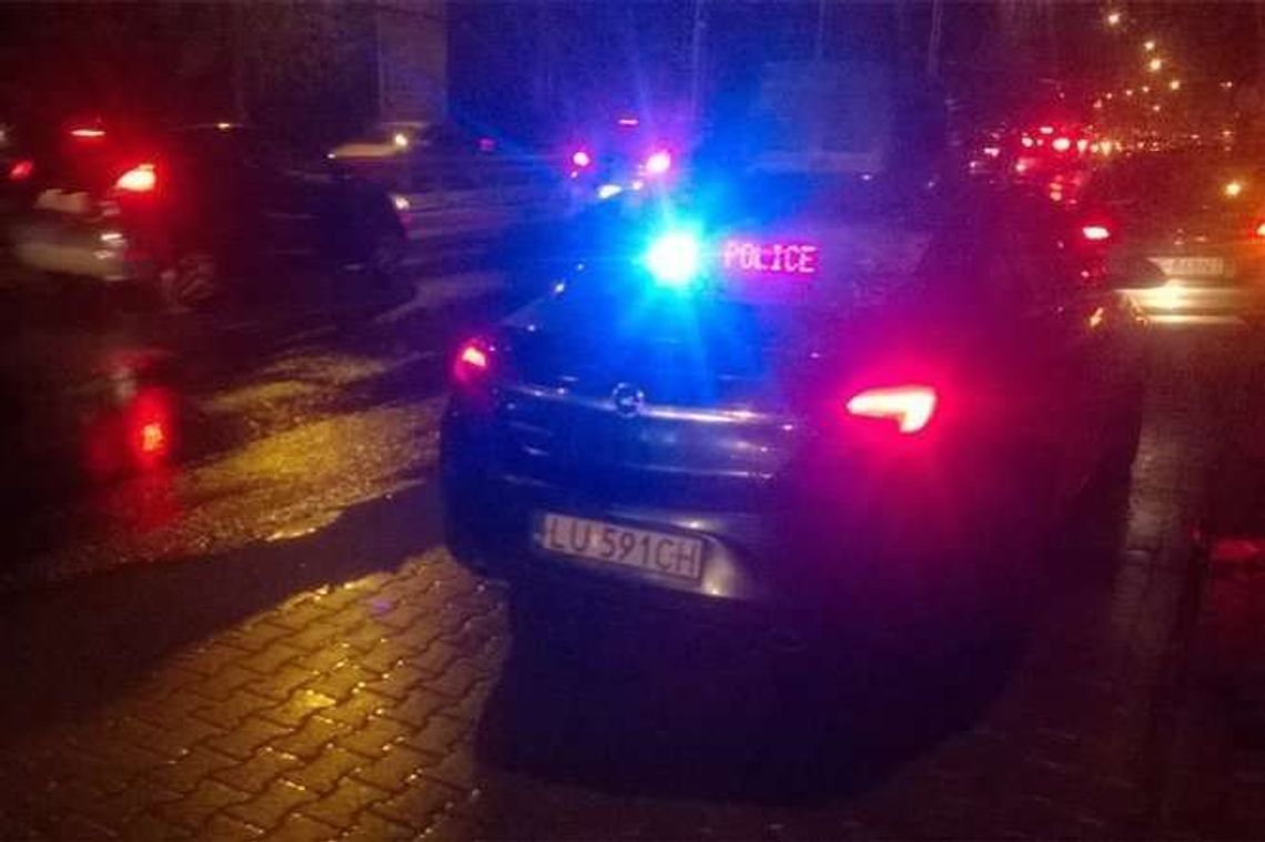 Samochód uderzył w słup. Nie działa sygnalizacja przy al. Kraśnickiej Samochód uderzył w słup. Nie działa sygnalizacja przy al. Kraśnickiej