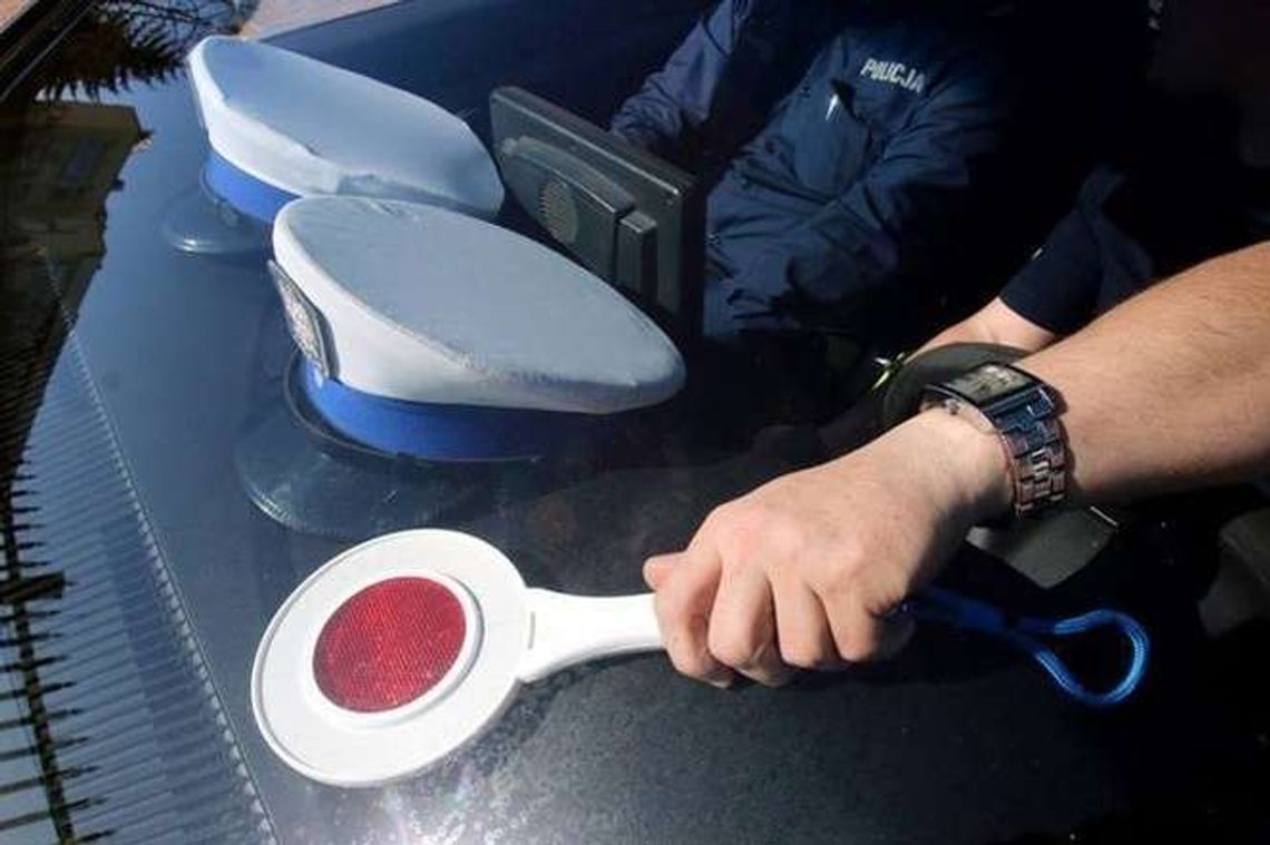 Samochód uderzył w słup. Radny policjant odpowie za jazdę z promilami