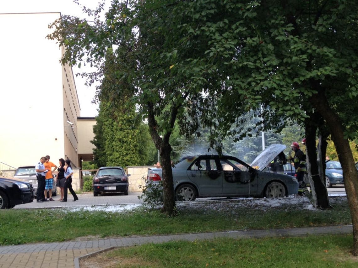 Samochód w ogniu. Strażacy gasili mazdę zaparkowaną przed sądem