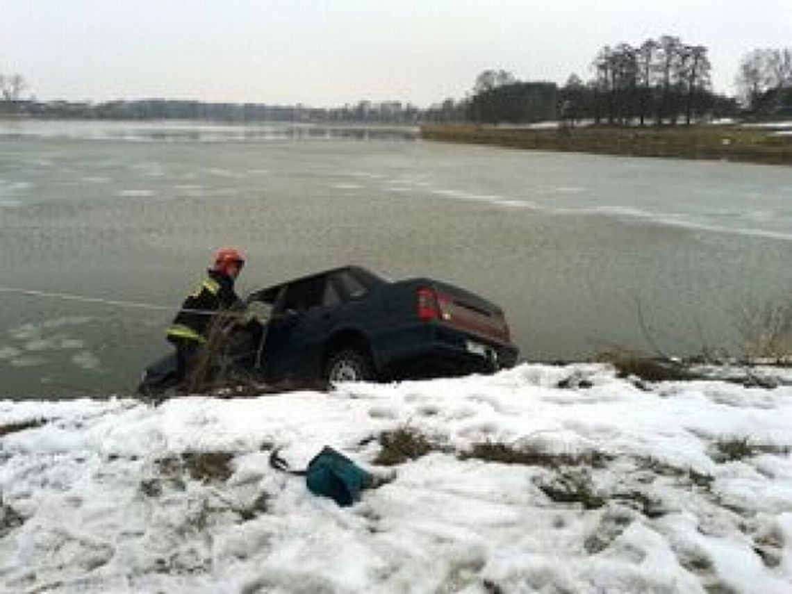 Samochód wjechał do stawu, kierowcy nic się nie stało