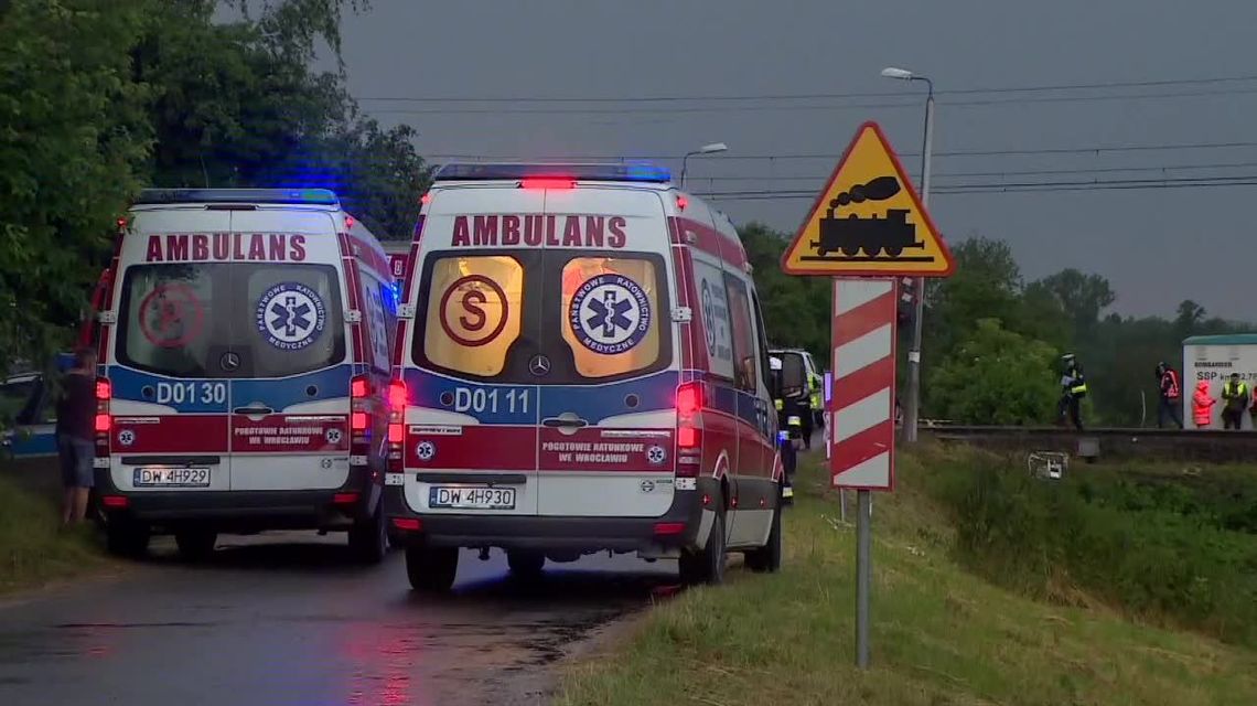 Samochód wjechał pod pociąg na niestrzeżonym przejeździe. Nie żyje pięć osób
