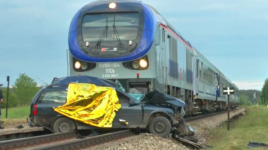 Samochód wjechał pod pociąg w okolicach Kętrzyna. Trzy osoby zginęły, kilkunastoletni chłopiec ciężko ranny