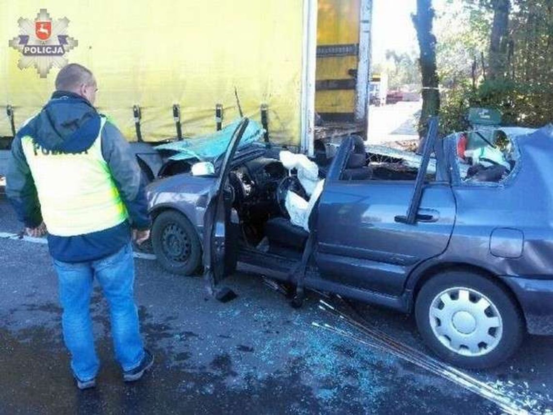 Samochód wjechał w ciężarówkę. Zginęła pasażerka Samochód wjechał w ciężarówkę. Zginęła pasażerka