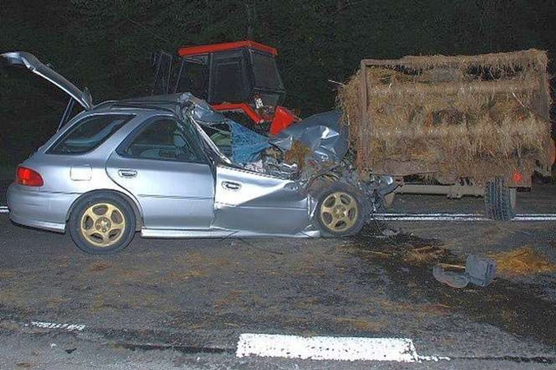 Samochód wjechał w nieoświetlony rozrzutnik obornika doczepiony do traktora