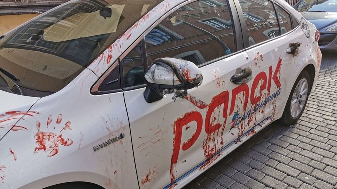 Samochód wymazany krwią. Auto z lubelskiej wypożyczalni wygrało konkurs