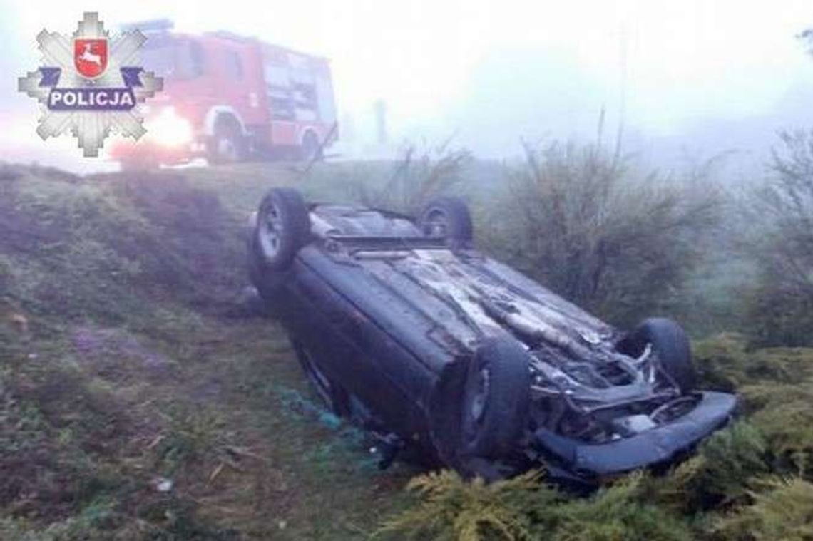 Samochód wypadł z drogi i dachował. Kierowca i pasażerowie pijani