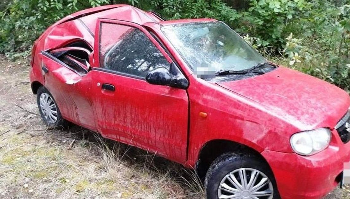 Samochód wypadł z drogi i uderzył w drzewo. Kierowca i pasażer w szpitalu